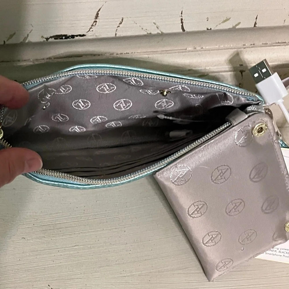 ADRIENNE VITTADINI NWT Ice Blue Pebble Charging Wallet w/Detachable Strap
